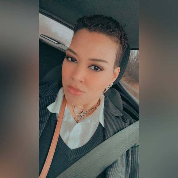 Meet your Posher, Mandi - Picture 1 of 1